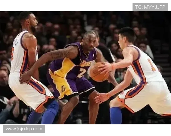 布伦森脚踏圣诞配色科比三爆砍三十四分领衔赛场攻防表现全面制胜